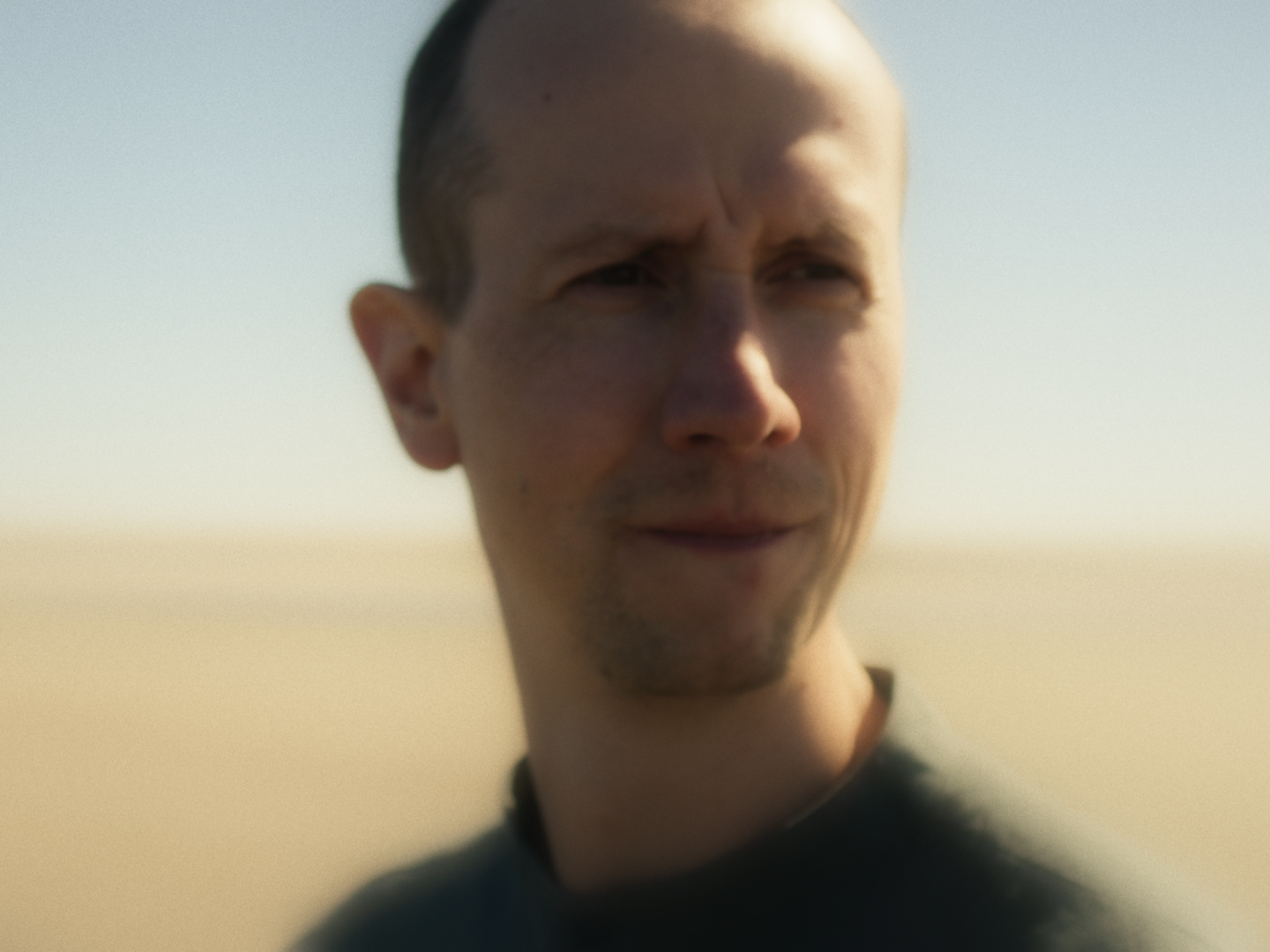 Life is Love - stark tattovierter Hand am Lenkrad